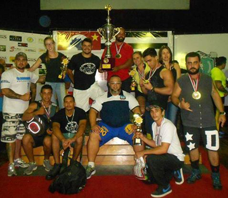 Equipe de Franca de Levantamento de Peso com troféu do campeonato (foto: Divulgação)